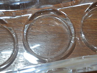 Terrine met deksel porselein, 2 sierstukken porselein, glazen kandelaar en 4 sierstukken - afbeelding 12 van  16