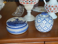 Terrine met deksel porselein, 2 sierstukken porselein, glazen kandelaar en 4 sierstukken - afbeelding 13 van  16