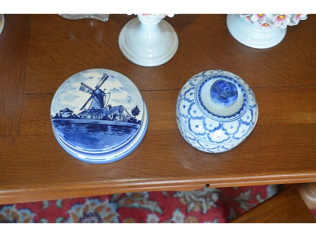 Terrine met deksel porselein, 2 sierstukken porselein, glazen kandelaar en 4 sierstukken - afbeelding 14 van  16