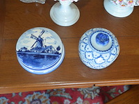 Terrine met deksel porselein, 2 sierstukken porselein, glazen kandelaar en 4 sierstukken - afbeelding 14 van  16