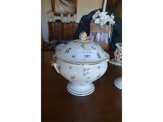 Terrine met deksel porselein, 2 sierstukken porselein, glazen kandelaar en 4 sierstukken - afbeelding 16 van  16