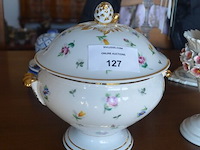 Terrine met deksel porselein, 2 sierstukken porselein, glazen kandelaar en 4 sierstukken - afbeelding 16 van  16