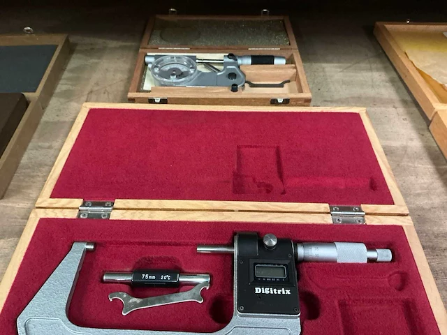 Tesa en nsk assortiment micrometers/ passometers uitwendig - afbeelding 4 van  8
