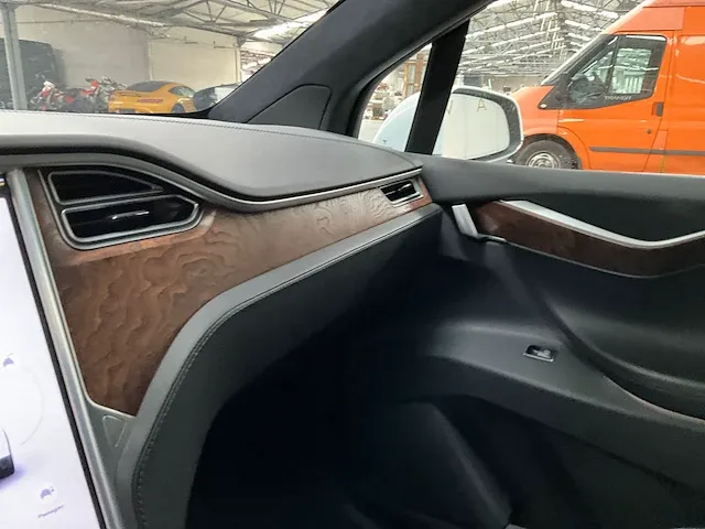 Tesla model x - afbeelding 29 van  42