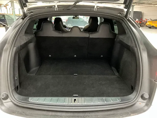 Tesla model x - afbeelding 36 van  42