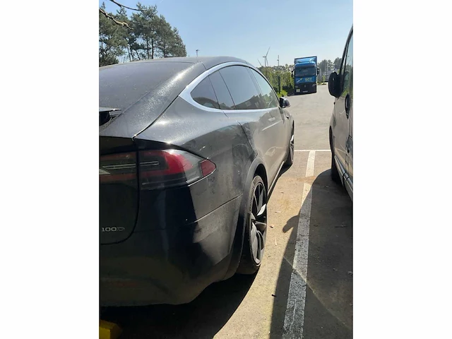 Tesla x personenauto - afbeelding 5 van  10