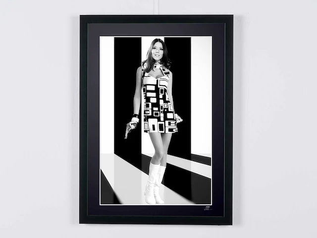 The avengers - klassieke tv - diana rigg (emma peel) . - fine art photography - luxe houten lijst 70x50 cm - gelimiteerde oplage van 30 stuks - afbeelding 1 van  6