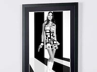 The avengers - klassieke tv - diana rigg (emma peel) . - fine art photography - luxe houten lijst 70x50 cm - gelimiteerde oplage van 30 stuks - afbeelding 3 van  6