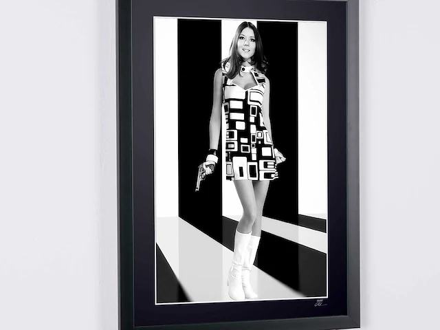 The avengers - klassieke tv - diana rigg (emma peel) . - fine art photography - luxe houten lijst 70x50 cm - gelimiteerde oplage van 30 stuks - afbeelding 5 van  6