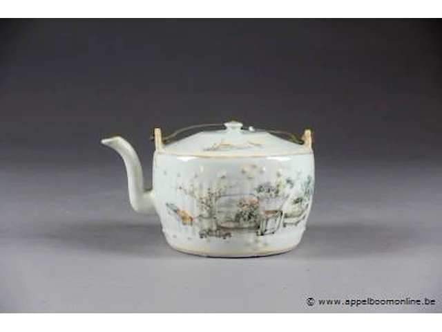 Théière. anses mobiles en métal. décorée d'un poème et de mobiliers en polychromie. porcelaine de chine. début du xxe siècle. - afbeelding 1 van  2