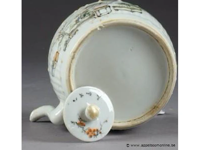 Théière. anses mobiles en métal. décorée d'un poème et de mobiliers en polychromie. porcelaine de chine. début du xxe siècle. - afbeelding 2 van  2