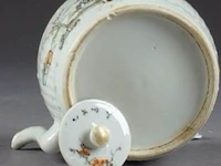 Théière. anses mobiles en métal. décorée d'un poème et de mobiliers en polychromie. porcelaine de chine. début du xxe siècle. - afbeelding 2 van  2