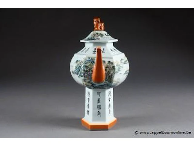 Théière. portée par un large pied hexagonal. décor d'inscriptions et d'un paysage panoramique idéalisé. porcelaine de chine à émaux corail et polychrome. xxe siècle. hauteur: 32 cm. condition: pas d'accident ni de restauration. - afbeelding 1 van  3