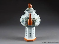 Théière. portée par un large pied hexagonal. décor d'inscriptions et d'un paysage panoramique idéalisé. porcelaine de chine à émaux corail et polychrome. xxe siècle. hauteur: 32 cm. condition: pas d'accident ni de restauration. - afbeelding 1 van  3