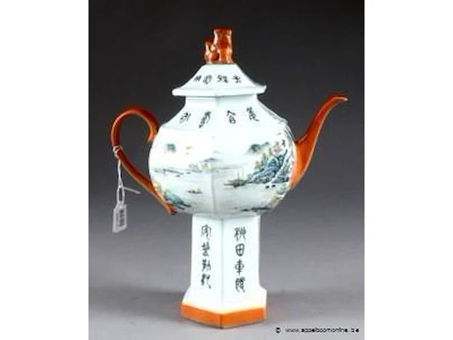 Théière. portée par un large pied hexagonal. décor d'inscriptions et d'un paysage panoramique idéalisé. porcelaine de chine à émaux corail et polychrome. xxe siècle. hauteur: 32 cm. condition: pas d'accident ni de restauration. - afbeelding 2 van  3