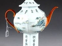 Théière. portée par un large pied hexagonal. décor d'inscriptions et d'un paysage panoramique idéalisé. porcelaine de chine à émaux corail et polychrome. xxe siècle. hauteur: 32 cm. condition: pas d'accident ni de restauration. - afbeelding 2 van  3