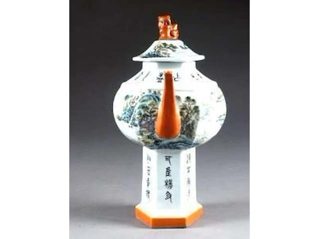 Théière. portée par un large pied hexagonal. décor d'inscriptions et d'un paysage panoramique idéalisé. porcelaine de chine à émaux corail et polychrome. xxe siècle. hauteur: 32 cm. condition: pas d'accident ni de restauration. - afbeelding 3 van  3