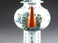 Théière. portée par un large pied hexagonal. décor d'inscriptions et d'un paysage panoramique idéalisé. porcelaine de chine à émaux corail et polychrome. xxe siècle. hauteur: 32 cm. condition: pas d'accident ni de restauration. - afbeelding 3 van  3