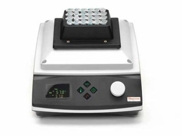 Thermo scientific digital heating shaking drybath laboratoriumapparatuur - afbeelding 1 van  2