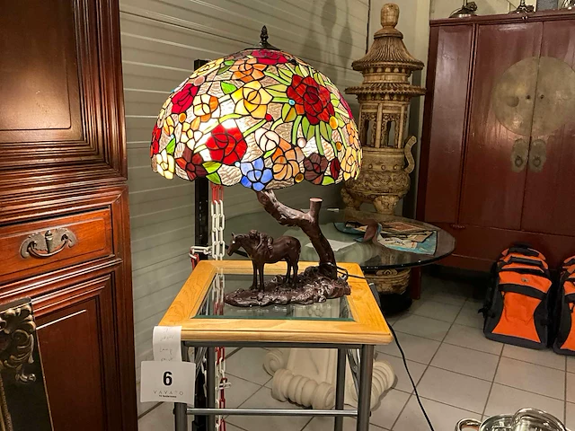 Tifffany paard met ruiter lamp met pioenrozen in kap - afbeelding 1 van  4