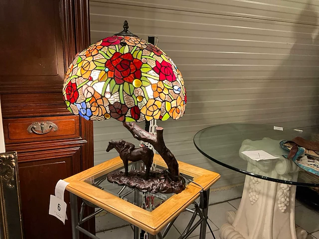 Tifffany paard met ruiter lamp met pioenrozen in kap - afbeelding 2 van  4