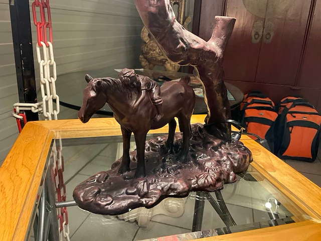 Tifffany paard met ruiter lamp met pioenrozen in kap - afbeelding 3 van  4