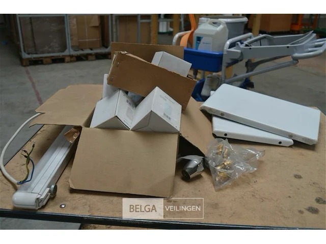 Tl lamp,2x glas swiffer, handdoekkapstok,2x ijzerplaat, drinkbeker en zeepbakje - afbeelding 1 van  9