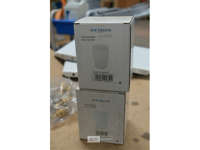 Tl lamp,2x glas swiffer, handdoekkapstok,2x ijzerplaat, drinkbeker en zeepbakje - afbeelding 3 van  9