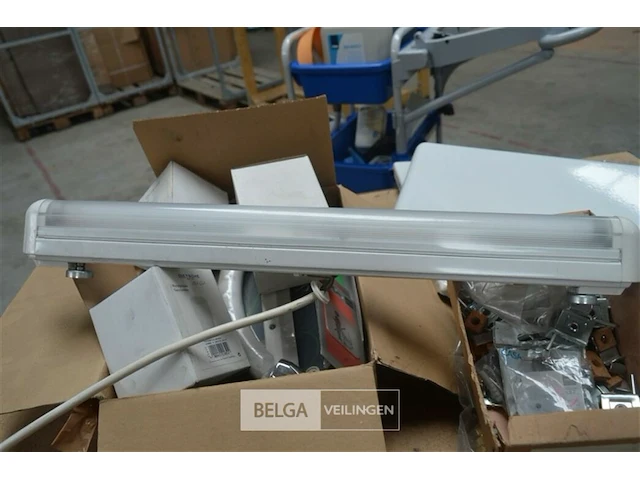 Tl lamp,2x glas swiffer, handdoekkapstok,2x ijzerplaat, drinkbeker en zeepbakje - afbeelding 8 van  9
