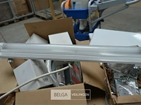 Tl lamp,2x glas swiffer, handdoekkapstok,2x ijzerplaat, drinkbeker en zeepbakje - afbeelding 8 van  9
