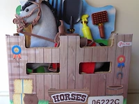 Toi-oys paard met accessoires
