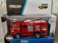 Toi-toys die cast metal world truck: brandweer wagen - afbeelding 1 van  3