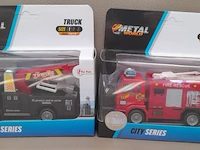 Toi-toys die cast metal world truck: police takelwagen en brandweer wagen - afbeelding 2 van  7