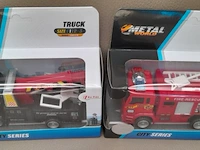 Toi-toys die cast metal world truck: police takelwagen en brandweer wagen - afbeelding 3 van  7