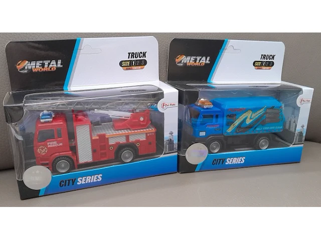 Toi-toys die cast metal world truck: vuilniskar blauw en brandweer auto met ladder - afbeelding 1 van  7