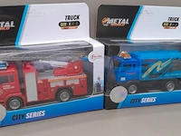 Toi-toys die cast metal world truck: vuilniskar blauw en brandweer auto met ladder