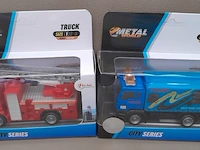 Toi-toys die cast metal world truck: vuilniskar blauw en brandweer auto met ladder - afbeelding 3 van  7