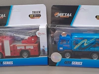 Toi-toys die cast metal world truck: vuilniskar blauw en brandweer auto met ladder - afbeelding 4 van  7