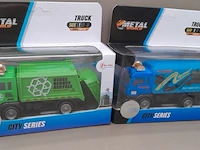 Toi-toys die cast metal world truck: vuilniskar blauw en groen - afbeelding 2 van  7