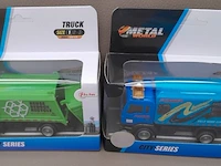 Toi-toys die cast metal world truck: vuilniskar blauw en groen - afbeelding 4 van  7