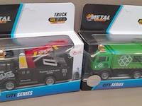 Toi-toys die cast metal world truck: vuilniskar groen en police takelwagen - afbeelding 5 van  7