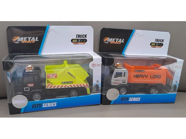 Toi-toys die cast metal world truck: vuilniskar oranje en publick work - afbeelding 1 van  7