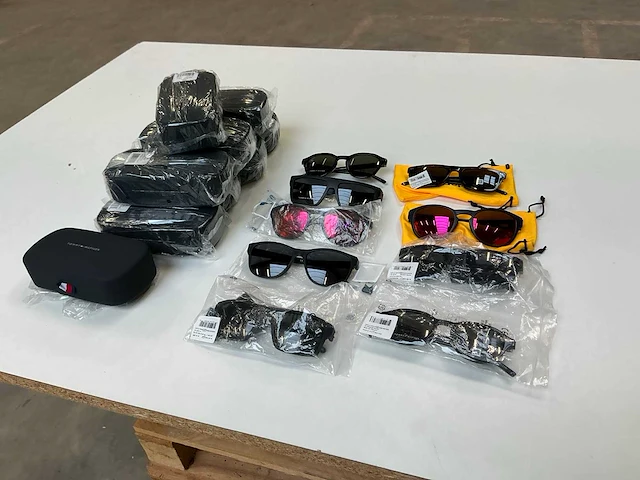 Tommy hilfiger zonnebril (9x) - afbeelding 1 van  12