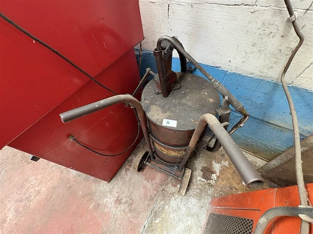 Ton met pomp - afbeelding 3 van  4