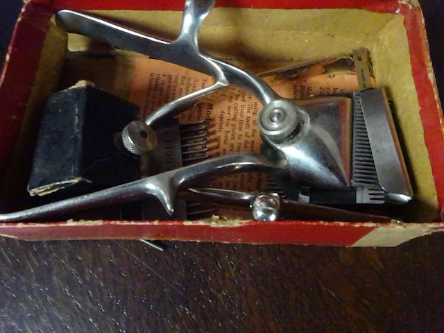 Tondeuse met toebehoren in doos - afbeelding 2 van  2