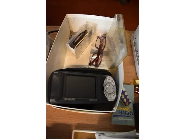 Tondeuse quigg, nagelset in koffer, navigatie nauman, 3 oude gsm, 2 leesbrillen, ijsmaker princess - afbeelding 4 van  6