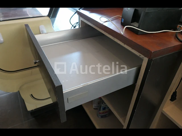 Toonbankkast met massief mahoniehouten planken + dubbelzijdige tafel - afbeelding 1 van  9