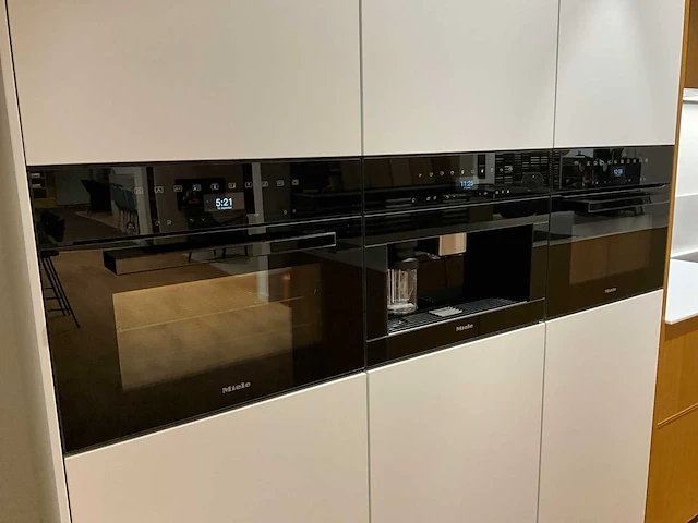 Toonzaalkeuken next125 met miele apparatuur - afbeelding 36 van  38