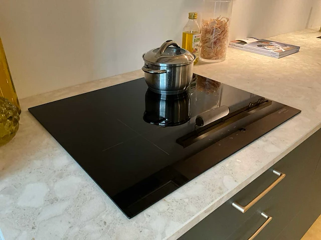 Toonzaalkeuken nobilia met smeg apparatuur - afbeelding 15 van  20