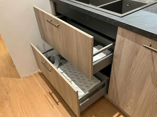 Toonzaalkeuken schüller met atag apparatuur - afbeelding 29 van  29